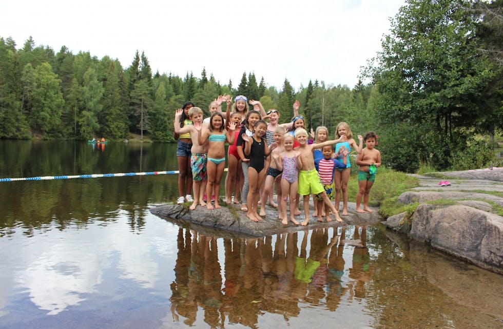 FLINKE: Disse barna tok lørdag svømmeknappen ved badedammen på Grorud. Foto: