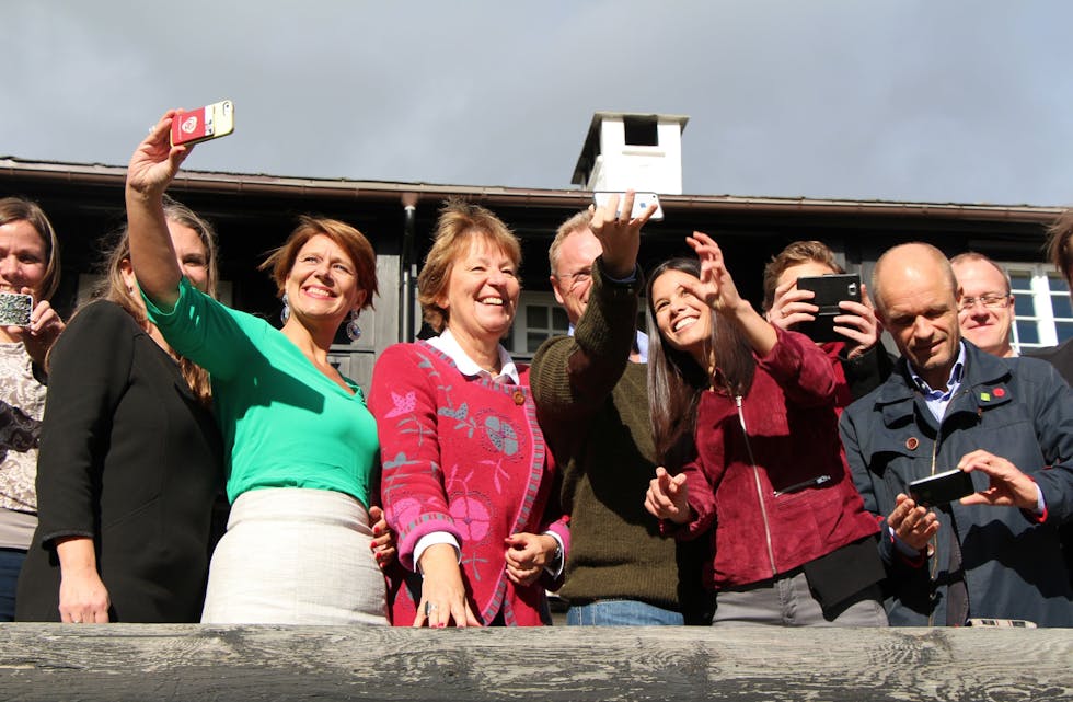 SELFIE I ØSTMARKA: Marianne Borgen (SV), Raymond Johansen (Ap) og Lan Marie Nguyen Berg (MDG) brukte anledningen til å ta en #nyttbyråd selfie. Tone Tellevik Dahl (Ap) slang seg på trenden. Foto: