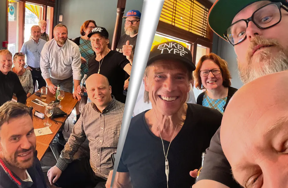 HUMMER OG KANARI: Foran sitter Trygve Slagsvold Vedum og stortingsrepresentant Per Martin Sandtrøen. Fra venstre Sigbjørn Gjelsvik, Ellen, Rodi Ilgen, Tor Winsnes, Anders Røberg-Larsen, statssekretær Bjørg Sandkjær, Jan Bøhler og arkitekt Geir Elgvin. Foto: