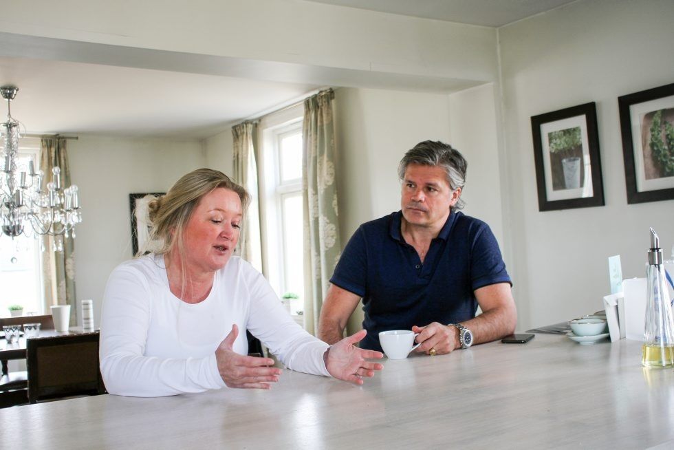 TYVERIBANDE PÅ FERDE: Grethe Røskaft Olsen og Atle Olsen hjemme på Grorud. Smilet er ikke helt borte i ansiktene på ekteparet, men fortvilelsen er likevel stor etter at paret opplevde sitt andre innbrudd på åtte år i eneboligen i Pastor Blaauws vei. Foto: