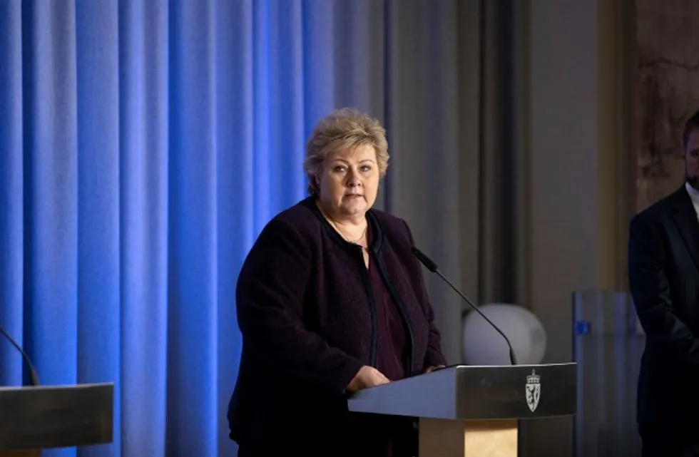 ALVOR: Erna Solberg (H, t.v.) og helseminister Bent Høie (H) presenterte torsdag strengere nasjonale tiltak, og påpekte at man bør forvente seg strengere tiltak også lokalt. Foto: