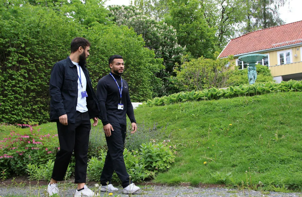 – KJENNER OSS IGJEN I UNGDOMMEN: Og vice versa. Jared, Husain og de andre miljøterapeutene i forebyggende enhet opplever at de får innpass hos ungdommene. Foto: Ørjan Brage