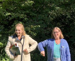 Leder i Østmarkas Venner, Hege Gunnarsdottîr. Her med Mathilde Tybring-Gjedde (H, t.v.) Foto: