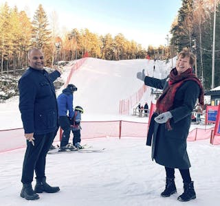 ET HERLIG TILBUD: BU-leder Rashid Nawaz (Ap) og ordfører Marianne Borgen (SV) gleder seg over at enda flere kan kose seg på ski i vinter, ved å låne utstyr. Det skulle de gjerne ha hatt i egen oppvekst. Foto: