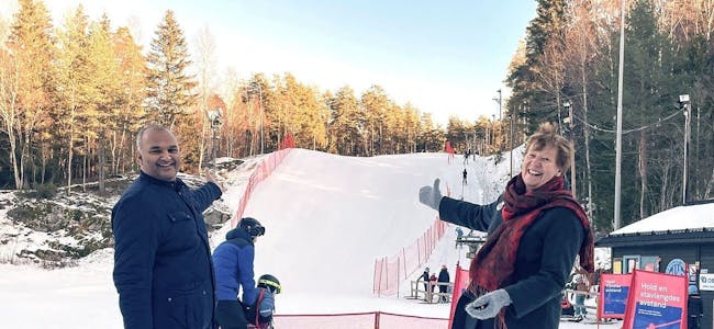 ET HERLIG TILBUD: BU-leder Rashid Nawaz (Ap) og ordfører Marianne Borgen (SV) gleder seg over at enda flere kan kose seg på ski i vinter, ved å låne utstyr. Det skulle de gjerne ha hatt i egen oppvekst. Foto: