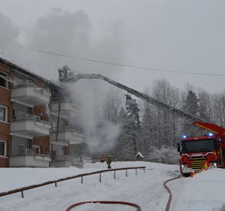 BRANN: Brannvesenet jobber med å slukke en brann i en leilighet i Dugnadsveien på Årvoll. Foto: