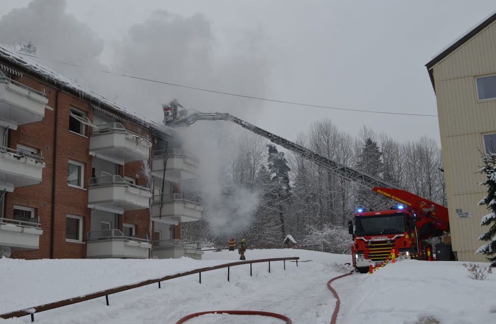 BRANN: Brannvesenet jobber med å slukke en brann i en leilighet i Dugnadsveien på Årvoll. Foto:
