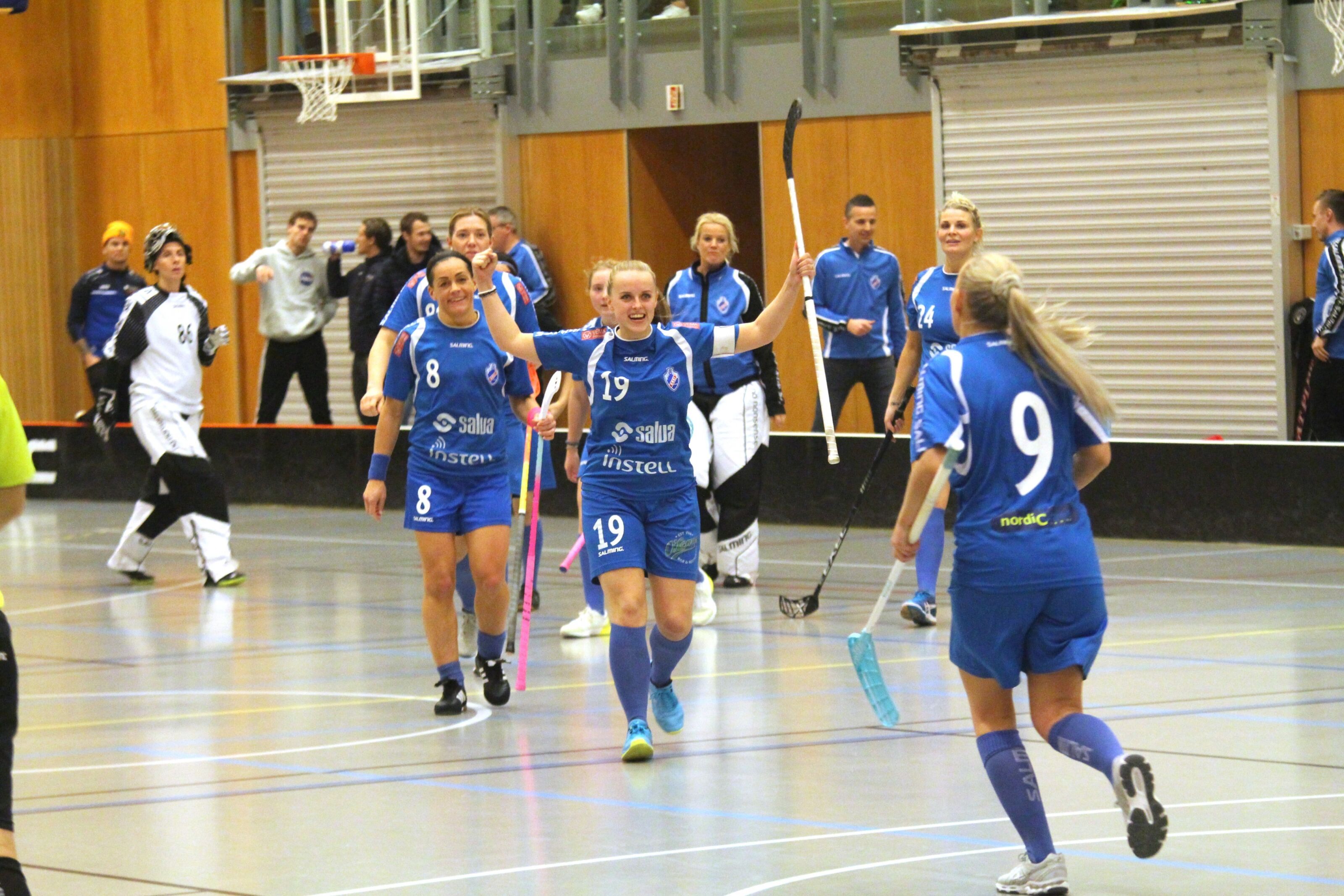 MYE JUBEL: Greis innebandydamer hadde mye å juble for før sesongen ble avsluttet på grunn av pandemien. Gull ble det imidlertid ikke. Tunet stjal seiren på bedre seiersprosent. Foto: