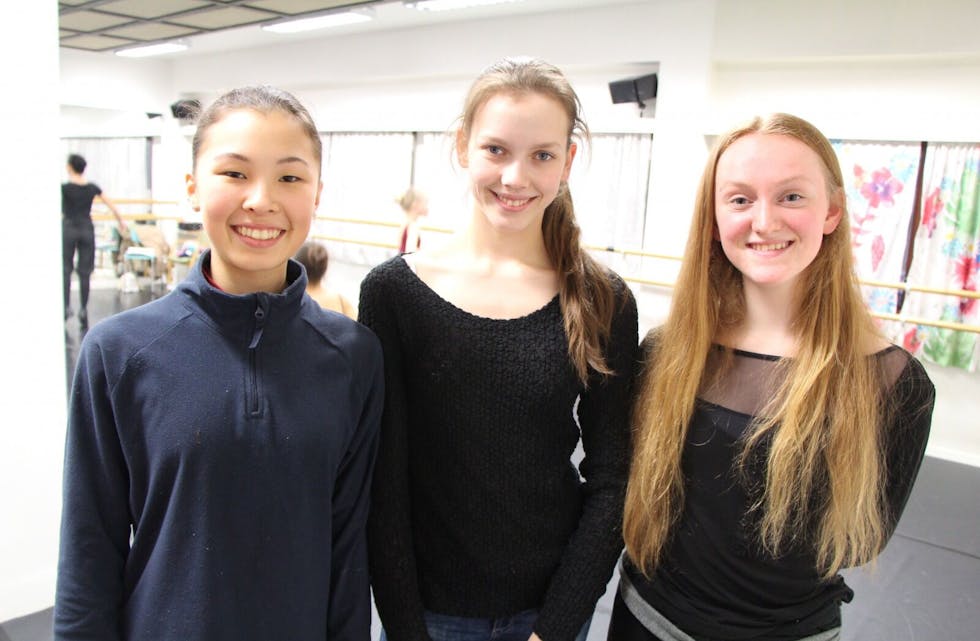 TALENTER: Sofie Ruttenbekk (15), Maren Skrede (15) og Rebecca Marie Bangfield (15) stortrives hos Den Norske Ballettskolen (DNBS). De har alle utmerket seg i internasjonale konkurranser.  Foto: