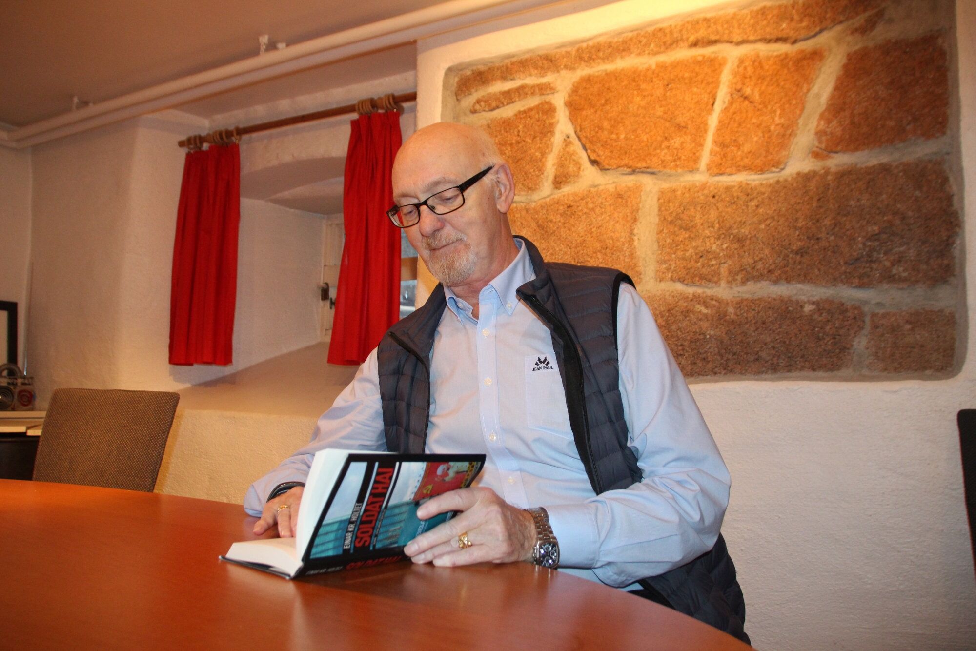 VIDERE TIL SISTE DELFINALE: Einar Kr. Holtet har akkurat blitt nominert videre i Ulest-konkurransen, og det med sin skjønnlitterære debut, Soldat Hai. Forfatteren som vinner, er med i kåringen om å bli Årets Ulest. Foto: