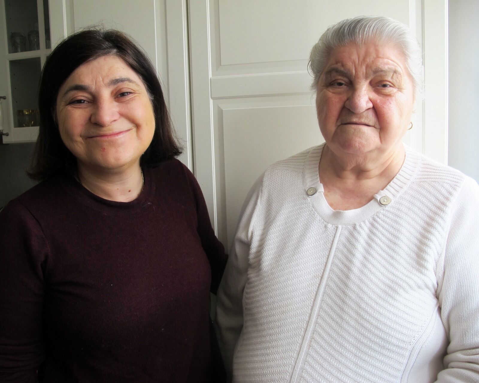 MOR OG DATTER: Siden november i fjor har mor og datter hatt hver sin medisindispenser. Foto: