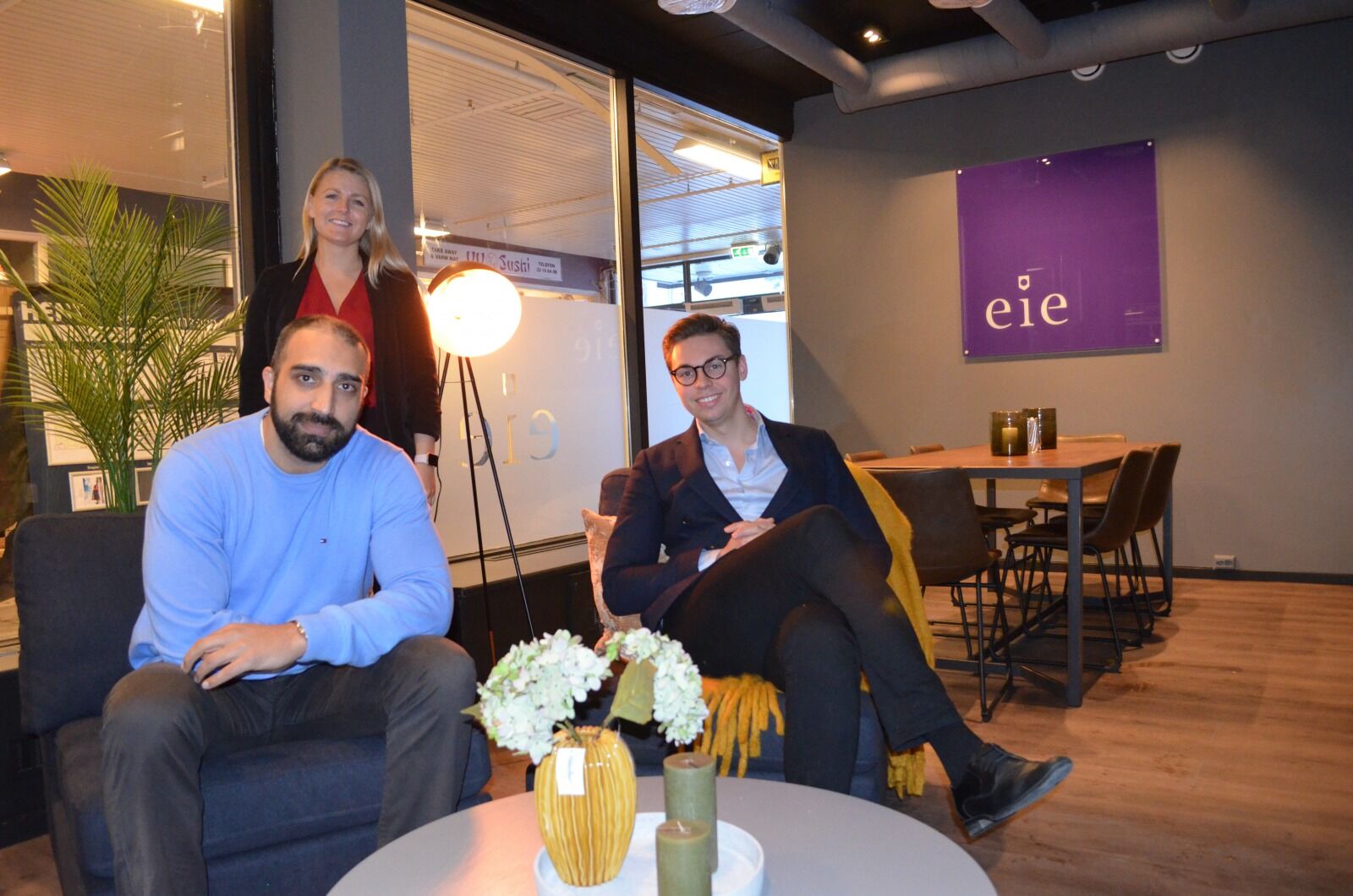 ØNSKER VELKOMMEN: Daglig leder Irfan Raja, fagansvarlig Lill Carina Hanssen og partner Anders Sæternes ønsker velkommen til det nye kontoret på Veitvet.  Foto: