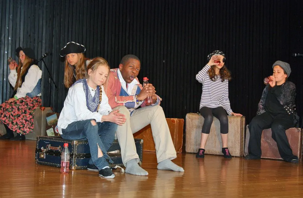 TALENTER: Barna og ungdommene i teatergruppa under et sjørøver-stykke. Foto: