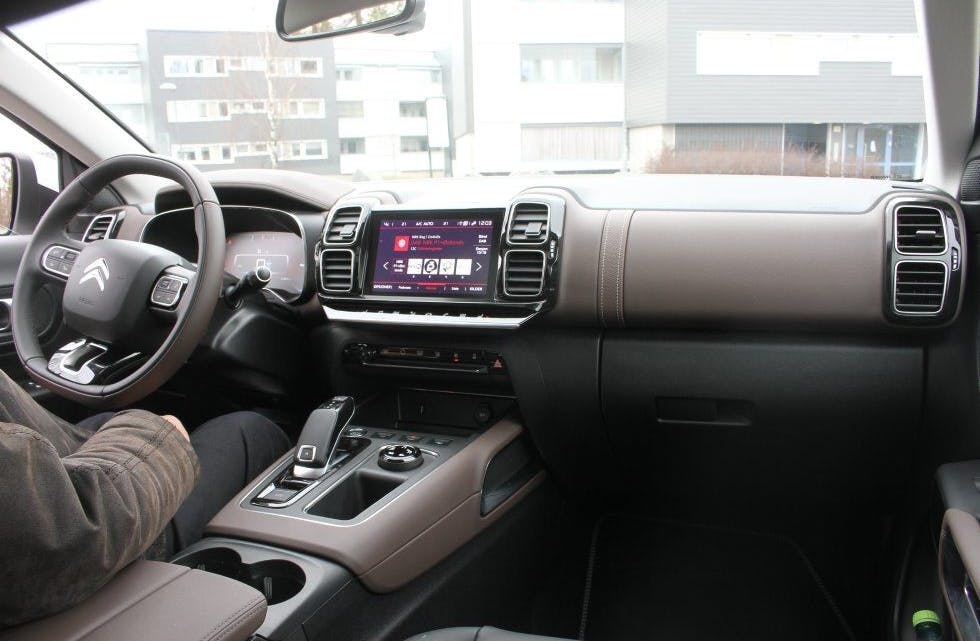 RYDDIG: Forseggjort, ryddig og stilig i kupeen. Foto: