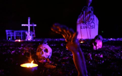 UHYGGELIG PLASS: Skjellettene på gårdens kirkegård hadde også tatt seg en tur opp fra graven på Halloween. Foto: