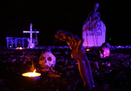 UHYGGELIG PLASS: Skjellettene på gårdens kirkegård hadde også tatt seg en tur opp fra graven på Halloween. Foto: