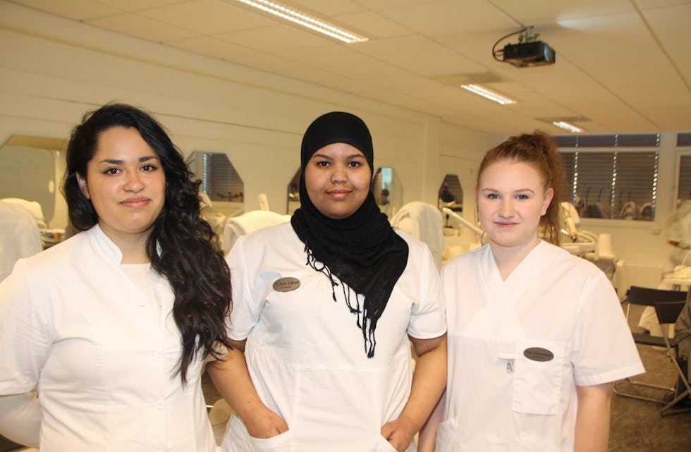 TAR ANSVARET: Lisette Silva (20), Naima Liban (19) og Ida Grønmyr (18) skal sammen med resten av jentene på 3. trinn på hudpleielinja på Stovner vgs. styre hudpleiesalongen en hel uke. Foto: