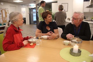 VIKTIGE AKTIVITETSTILBUD: Berit Nordhagen, Tone Tellevik Dahl og Jan Erik Løkkeberg slo av en prat over dagens suppe. De er alle enige om at møteplasser hvor man føler seg trygg og tør å være seg selv er viktig. Foto: