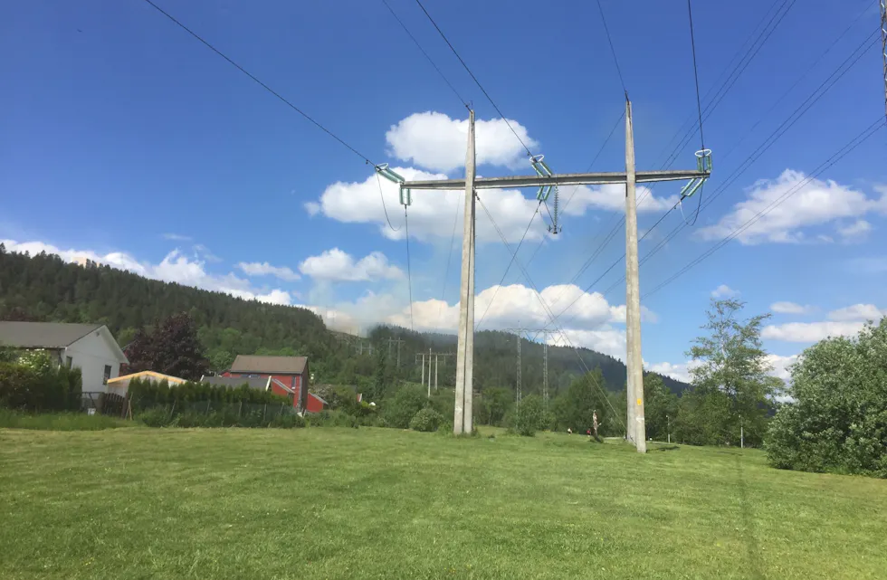 Høyspentgata sett fra Rommen. Røyken ses oppe i skogen ved siden av Romsås. Foto: Hjalmar Kielland jr.
