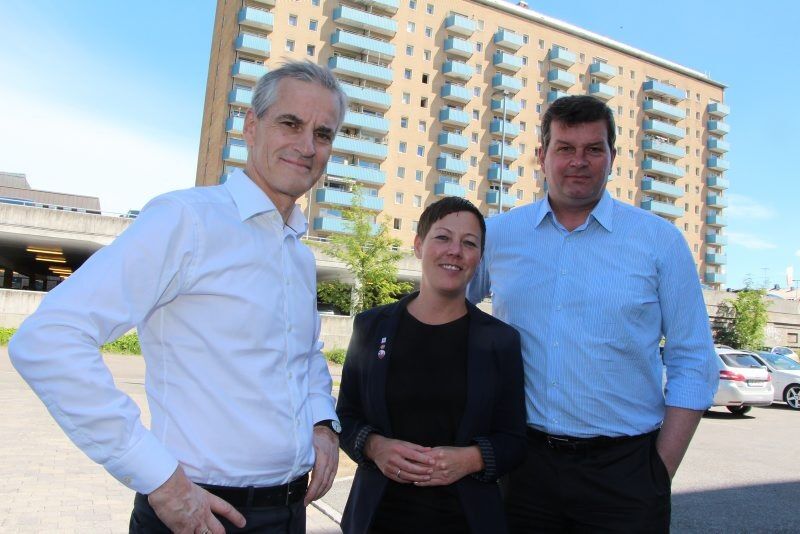PÅ GRORUD: Jonas Gahr Støre (Ap) tok med seg Inger Helene Vaaten fra Oslo Ap og LO-leder Hans Christian Gabrielsen til Grorud på valgkampturné. Der stoppet de innom hjemmetjenesten. Foto: