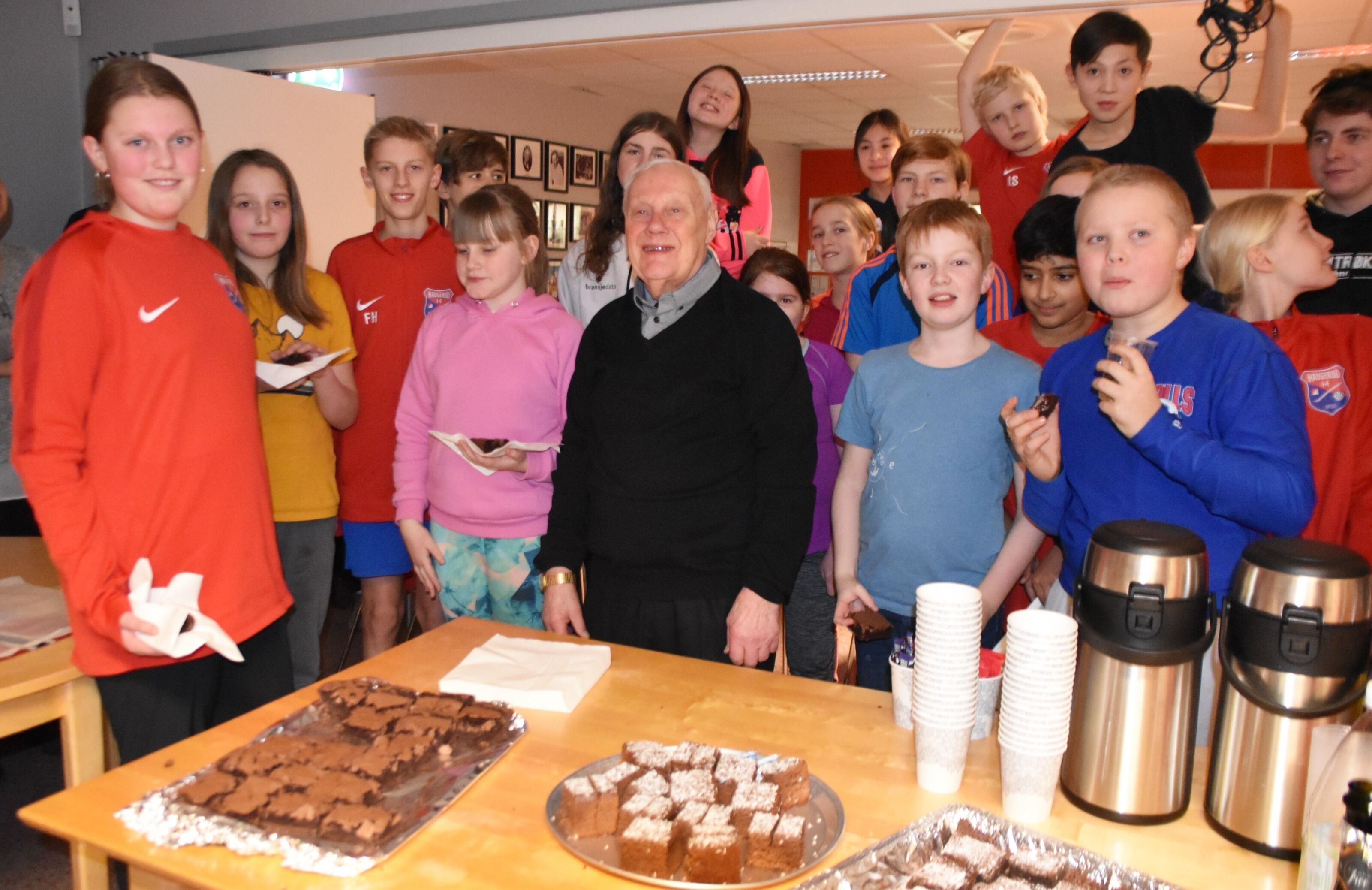 GRAND OLD MAN: Tore Granerud, veteranen over alle veteraner i Haugerud IF. Her avbildet på sin 90-årsdag sammen med det han er brenner mest for; unge badmintontalenter. Tore har vært aktiv i klubben med verv og som spiller fra stiftelsen og helt fram til i dag. Foto: