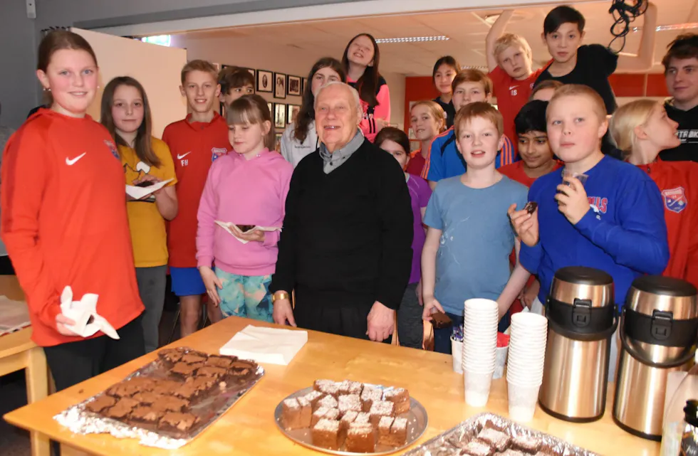 GRAND OLD MAN: Tore Granerud, veteranen over alle veteraner i Haugerud IF. Her avbildet på sin 90-årsdag sammen med det han er brenner mest for; unge badmintontalenter. Tore har vært aktiv i klubben med verv og som spiller fra stiftelsen og helt fram til i dag. Foto: