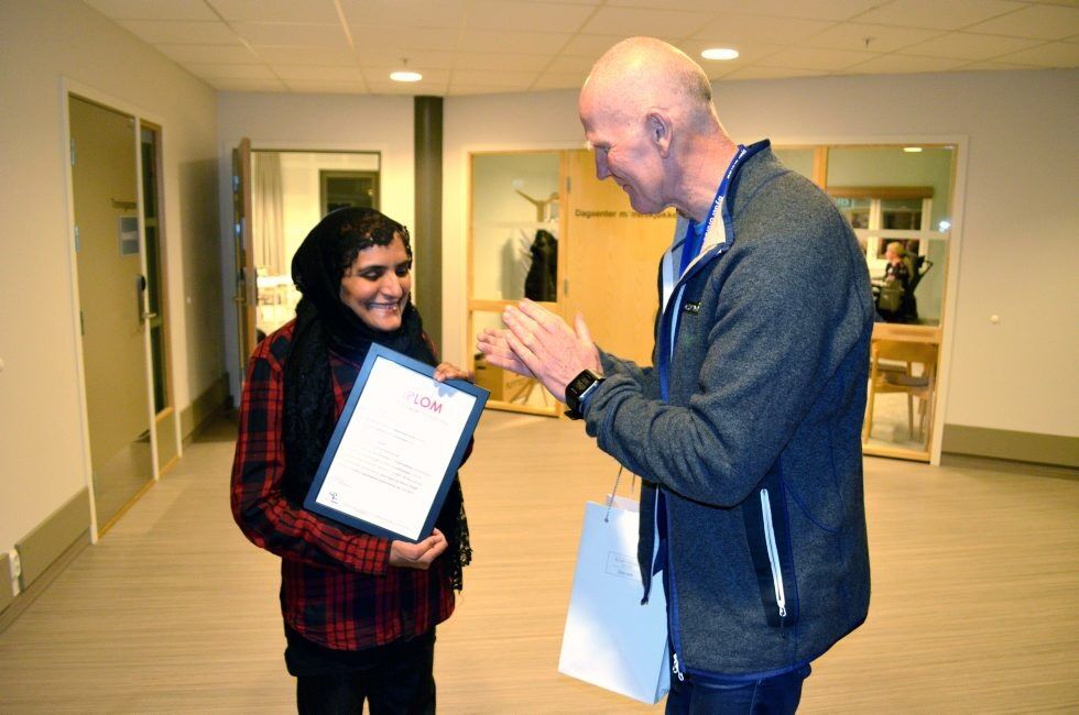 DIPLOM: Ole-Jørgen Pettersen deler ut diplom til Tahira Jabeen. Foto: