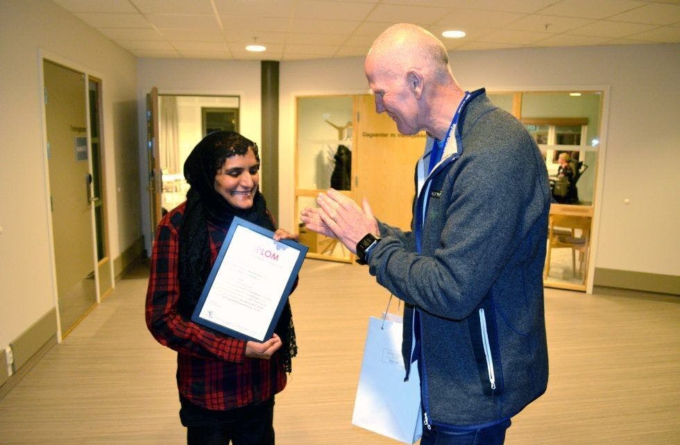 DIPLOM: Ole-Jørgen Pettersen deler ut diplom til Tahira Jabeen. Foto: