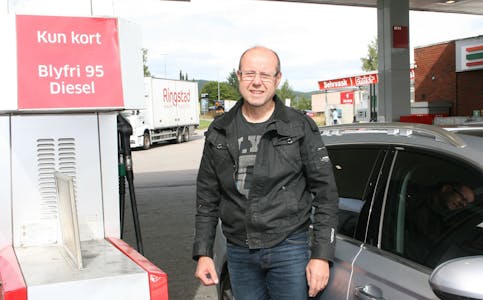 BESØKER BYEN: Arne Albert Bekkevold er på bilferie i Oslo. Han mener at bompengenivået nå er høyt. Foto: