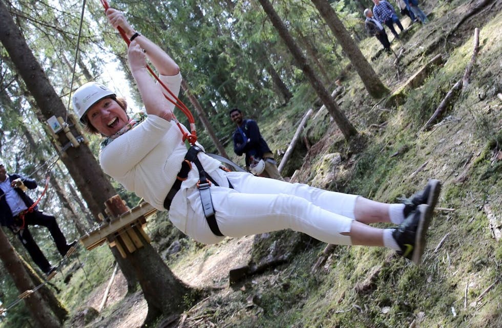 FLYVENDE ORDFØRER: Ordfører Marianne Borgen var litt skeptisk til å begynne med. Men da hun avsluttet opplæringsløypa svevende i en zipline var all engstelse forsvunnet. Da var det full jubel og stort smil! Foto:
