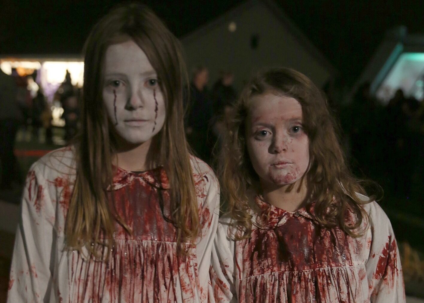 DØDE VENNINNER: Liv (10) (t. v.) og Karla (10) fra Grorud var balnt de tusener som tok turen til Halloween på Linderud gård. De var hverken gjenferd eller levende døde. De påstod at de ganske enkelt var døde fordi de hadde blitt skutt. Foto: