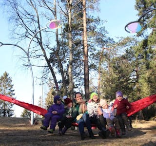 SVEVENDE KUNST: Kunstner Ingrid Solvik og kulturbyråd Rina Mariann Hansen prøvde ut kunstverket sammen med barna i Lia barnehage. Foto: