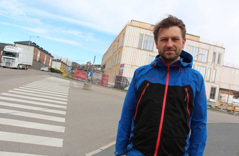 BEKYMRET: Gruppeleder Eirik Lae Solberg i Høyres bystyregruppe etterlyser krav om tryggere skolevei til Vollebekk skole, som står klar til skolestart 2017. Bak ser man trafikken i Brobekkveien/Lunden.  Foto: