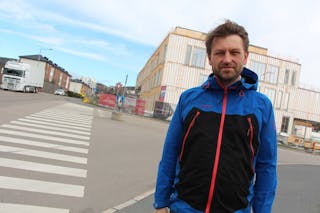 BEKYMRET: Gruppeleder Eirik Lae Solberg i Høyres bystyregruppe etterlyser krav om tryggere skolevei til Vollebekk skole, som står klar til skolestart 2017. Bak ser man trafikken i Brobekkveien/Lunden.  Foto:
