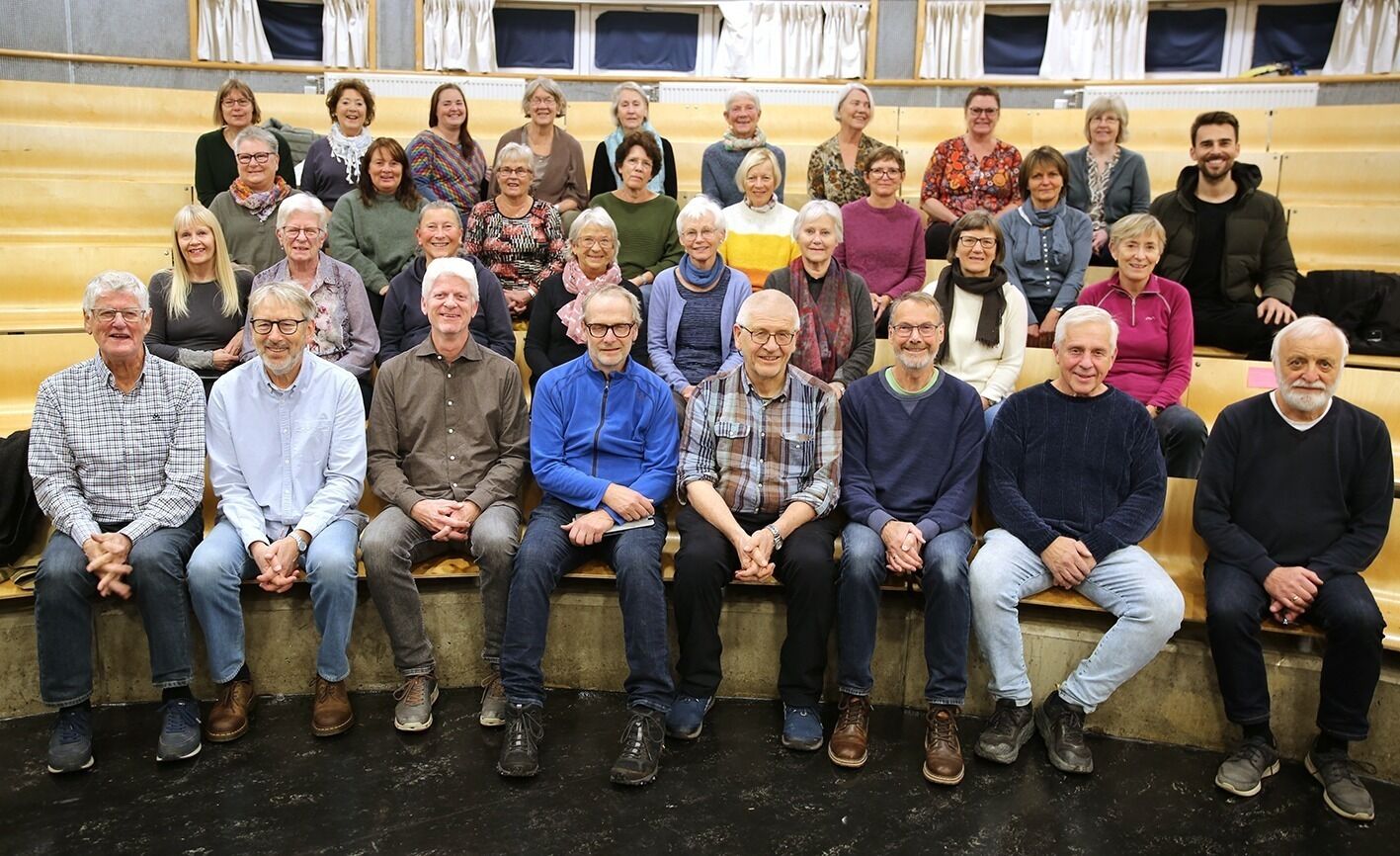 ØVD LENGE: Sangkoret Gropus er klar for sin store jazzkonsert til tirsdag. Her ser vi gjengen i aulaen på Grorud skole hvor de har øvd, øvd og øvd. De er mer sangklare enn noensinne. Foto: