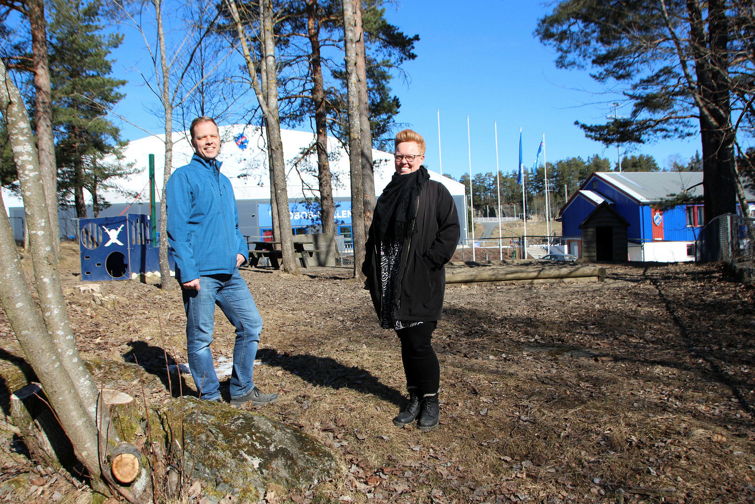 SKAPER NY MØTEPLASS: Apalløkka vel, med Christian Weber og Marte Oraug Skogfrø i spissen, håper at det nye nærmiljøanlegget skal bli mye brukt og et sted hele lokalmiljøet vil være. Foto: Martine Myhre