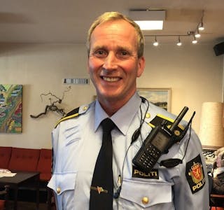 VIKTIG MED OPPLYSNING: Roy Cato Einarsen fra Stovner politistasjon fortalte fremmøtte på Rødtvet om hva de kunne gjøre for å unngå å bli ofre for kriminalitet. Foto: