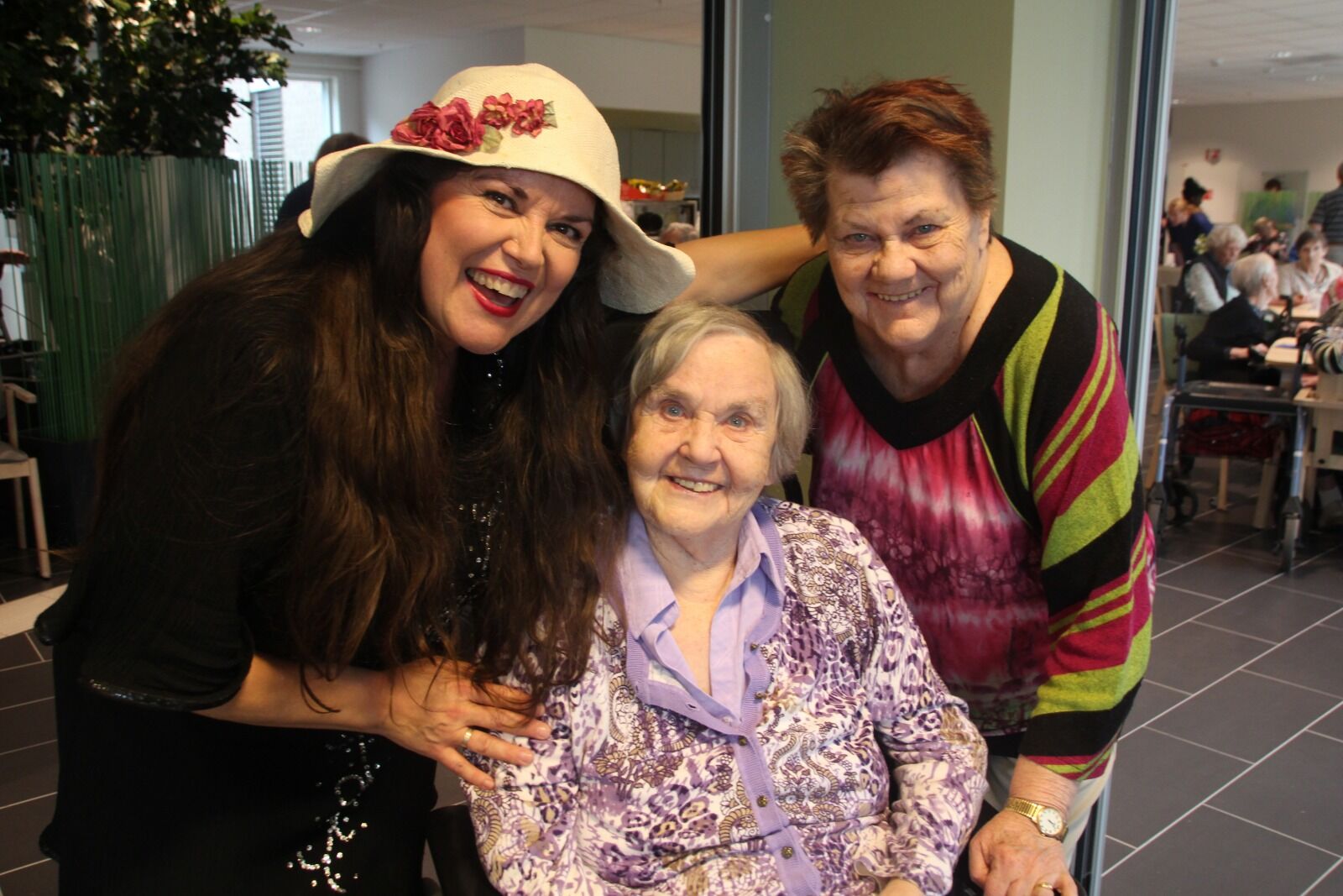 HYGGELIG GJENSYN: Beboerne Tordis Olsson (midten) og Inger Schmidt (t.h.) smiler alltid fra øre til øre når de ser Jenny Jenssen. Foto: