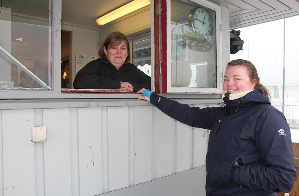 KONTROLLTÅRNET: Ildsjel Nina Olsrud (t.v) og leder i «Ung på ski» Christine Mikkelborg Solberg. Nina jobber som frivillig i bakken mens sønnene Emre og Deniz står slalåm. Foto: