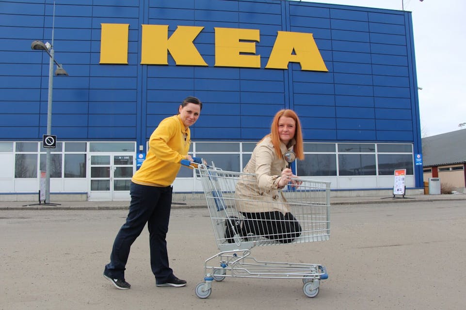 LØSTE GÅTEN: Tone Lill Bjørkeng ved IKEA Furuset og krimekspert Caroline Bremer fant til slutt ut hvem som hadde sovet på IKEA i påskeferien. Foto: