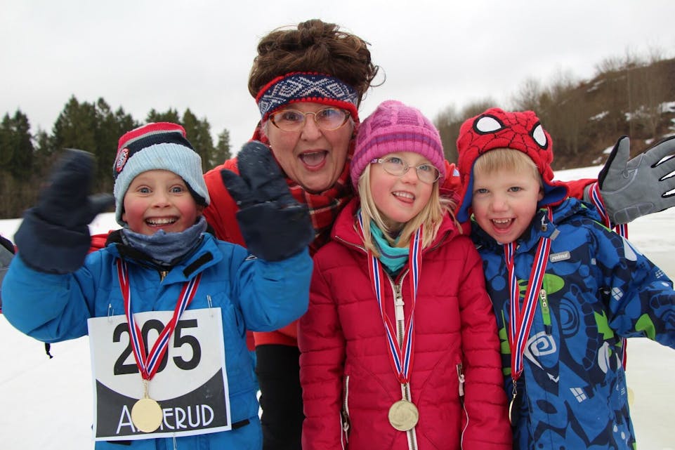 5-åringene Max, Maja og Mikkel fikk medaljer av Ammerud-maskot Grethe. Foto: