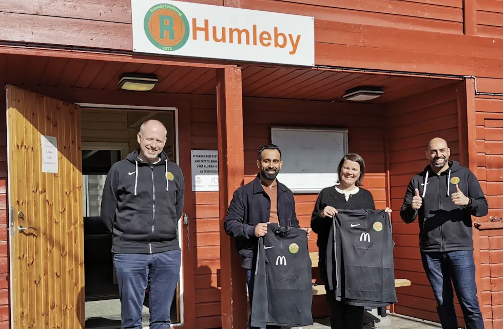 PÅ LAG: Romsås IL og McDonald’s har inngått et samarbeid. Her er leder for fotballgruppa i Romsås IL, Øystein R. Andersen, sammen med Nisar Ahmed (restaurantsjef på Furuset), Maria Enger Male (restauranteier) og nestleder og trener i Romsås fotball, Adnan Naeem. Foto: