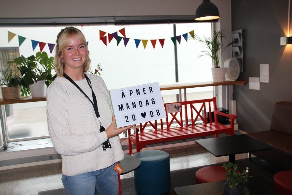 ÅPNER DØRENE IGJEN: Koordinator Ingrid Bergerud på Groruddalen Røde Kors ressurssenter gleder seg til å se kjente og nye ungdommer når de åpner dørene igjen etter sommerferien. Foto: