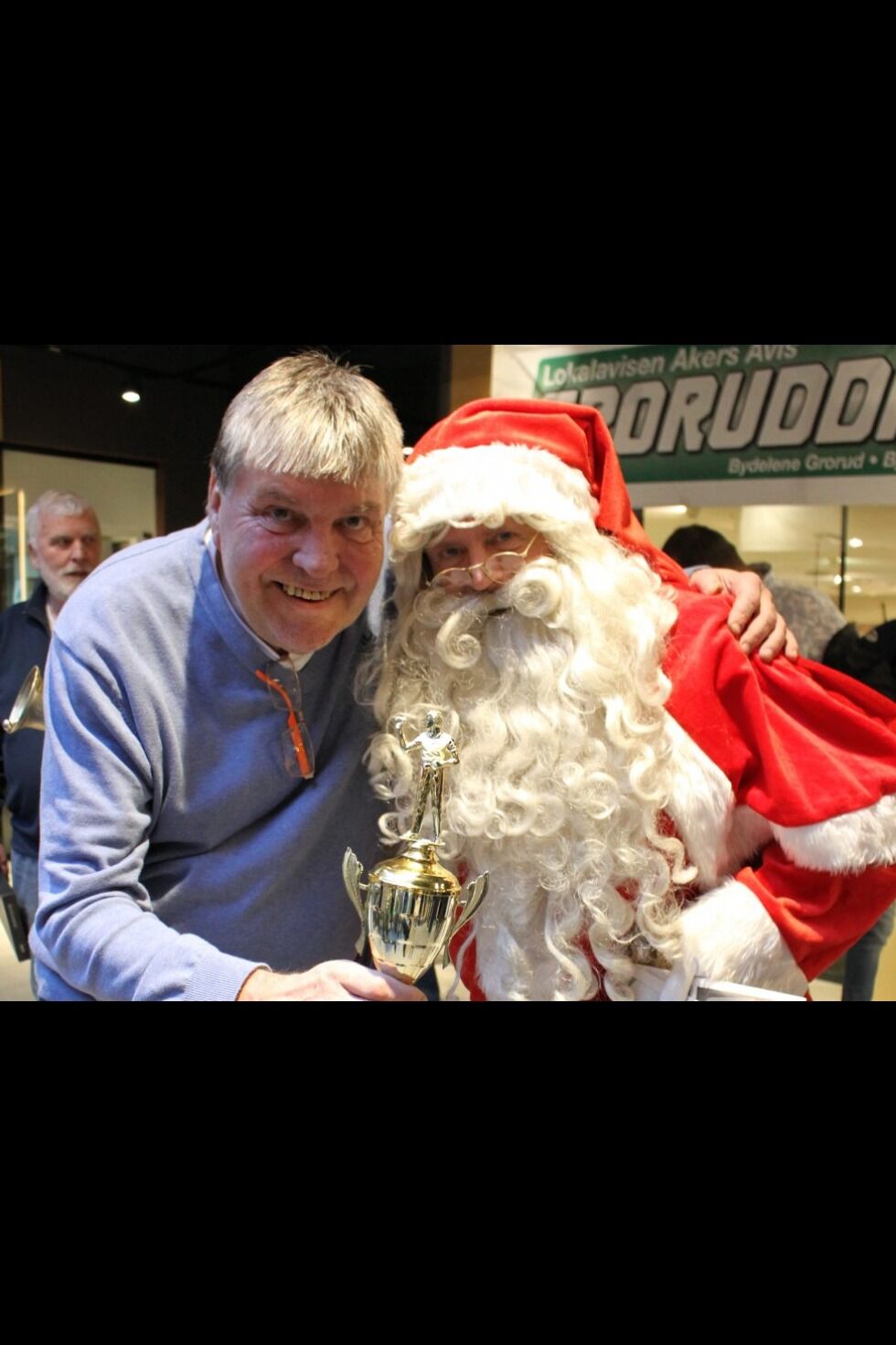 FJORÅRETS VINNER: Slik så det ut da fjorårets vinner, Bjørn Hansen, møtte julenissen og fikk pokalen som bevis på at han ble Groruddalsmester i dart 2017. I år kan det bli deg. Møt opp på Grorud senter klokka 12.00 lørdag 1. desember for å bli med. Foto:
