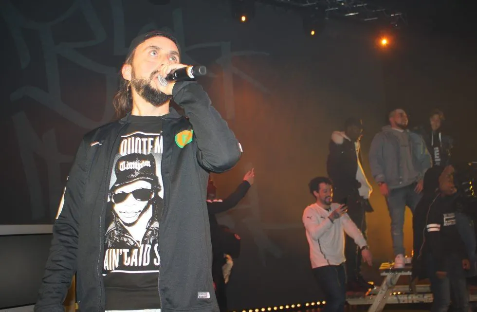 EIDE PUBLIKUM: Don Martin, Fela og Boss Castro hadde stålkontroll fra scenen og sjarmrte publikum med dype historier, og masse humor. Foto: