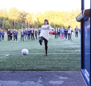 Tidligere idrettsbyråd Rina Mariann Hansen sparket ballen inn døra til den nye fotballhallen i steinbruddet på Grei - og markerte dermed hallen som åpnet. Foto: