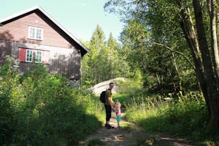 VIL HA STI: Alnas Tore Syvert Haga (SV) vil ha en sti i skogen opp til Grønlihytta som er tilrettelagt for trilleturer. (Foto: Bente Lise Dagenborg.)  Foto: