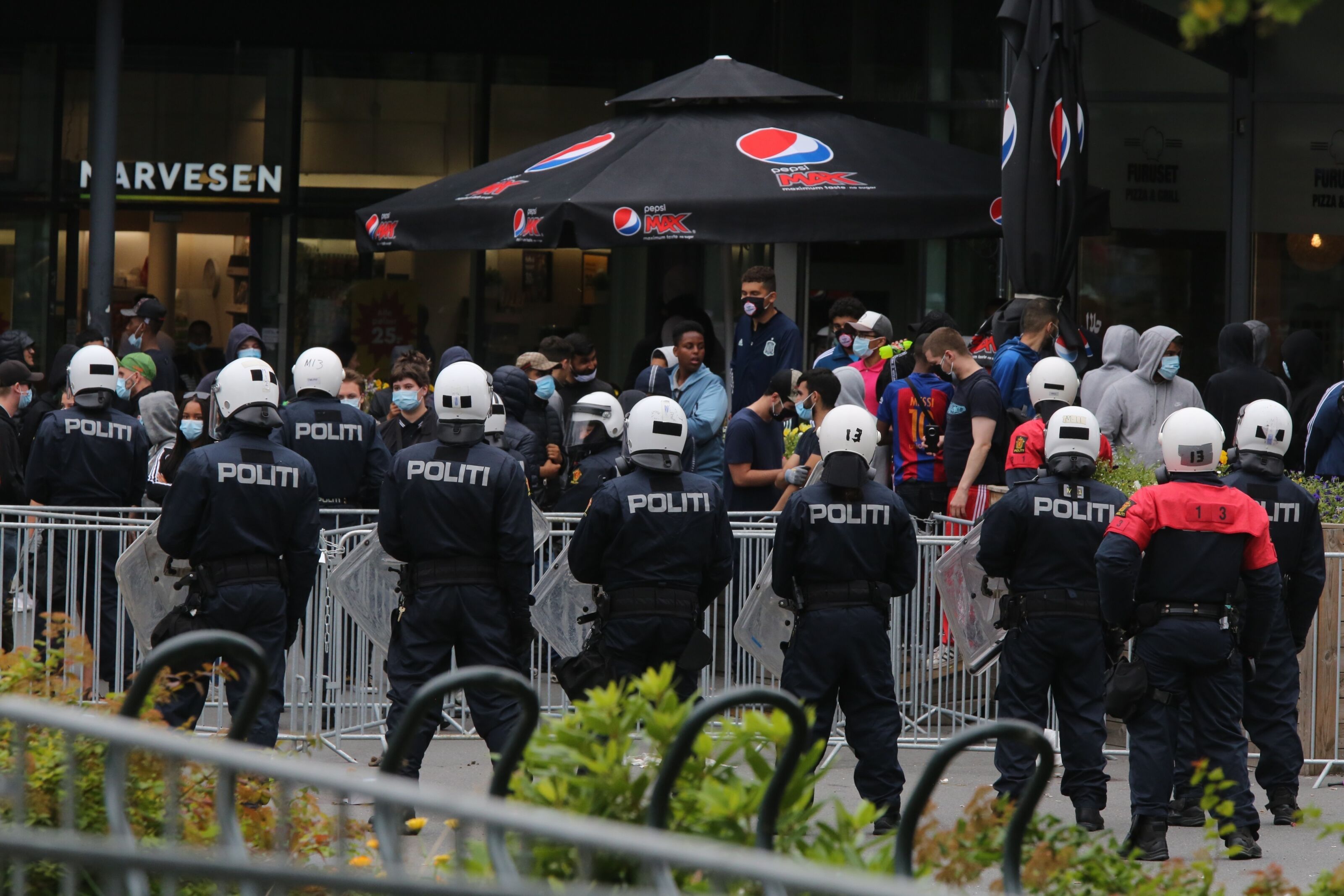 MÅTTE SENDE FOLK HJEM: Til tross for en rolig start på SIAN-demonstrasjonen ved Furuset senter, så politiet seg til slutt nødt til å sette strek. Foto: