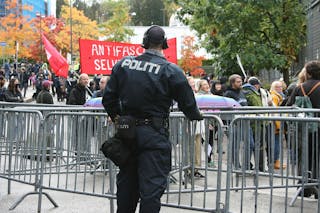 GOD KONTROLL: Politiet hadde god kontroll under hele demonstrasjonen på Furuset. Foto: Caroline Hammer