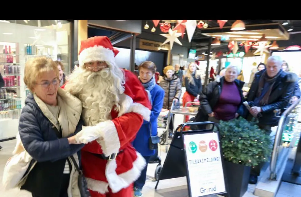 DANSEGLAD NISSE: Nissefar bød opp til dans og fikk en skikkelig svingom med denne damen. Foto: